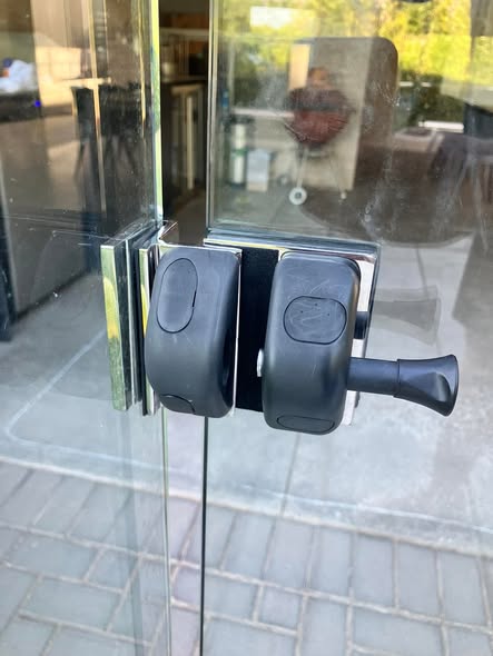 Self-latching pool gate lock fitted to a frameless glass pool gate in Auckland