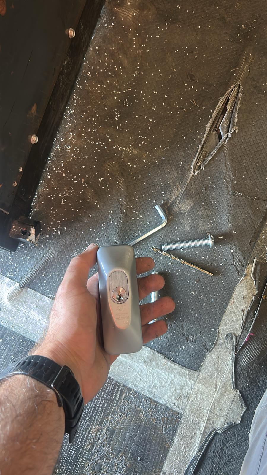Rim deadlatch replaced on a Kingsland entry door