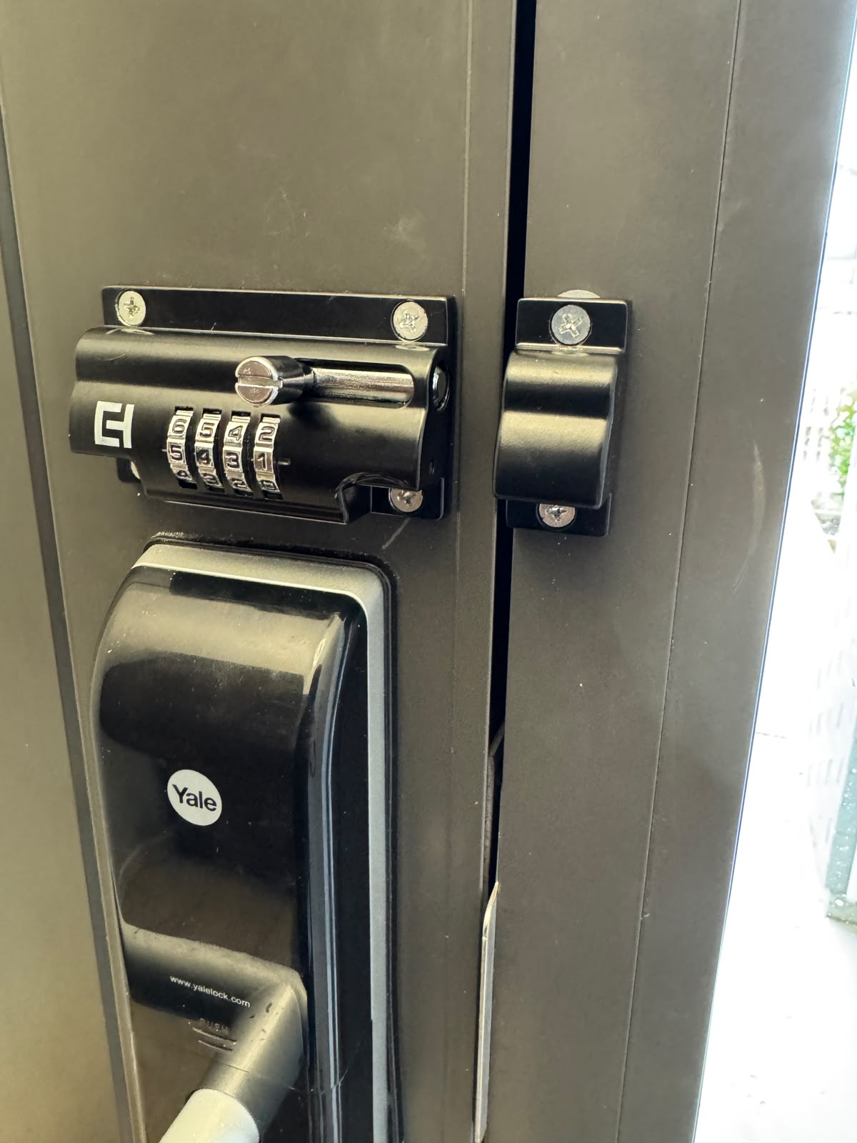 Keyless side gate for a Onehunga family